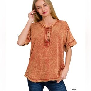 30 🇺🇸Zenana RAW EDGE DETAILED
BUTTON CLOSURE SCOOP
NECK TOP